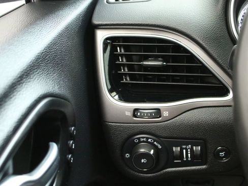 Used 2022 Jeep Cherokee Limited AWD/4WD image 18