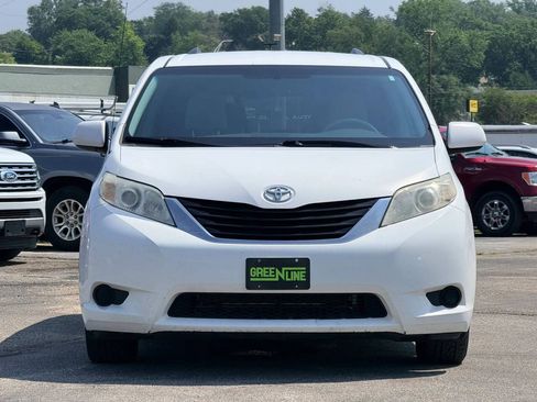 Used 2011 Toyota Sienna LE w/ Towing Pkg FWD image 3