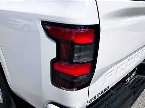 Used 2024 Nissan Frontier SV AWD/4WD image 40