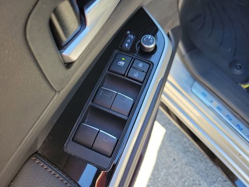 Used 2025 Toyota Sienna Limited image 15