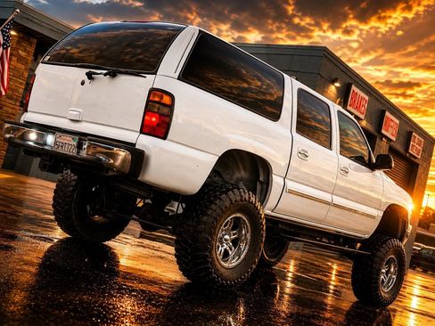 Used 2004 Chevrolet Suburban LT w/ Preferred Equipment Group RWD image 2