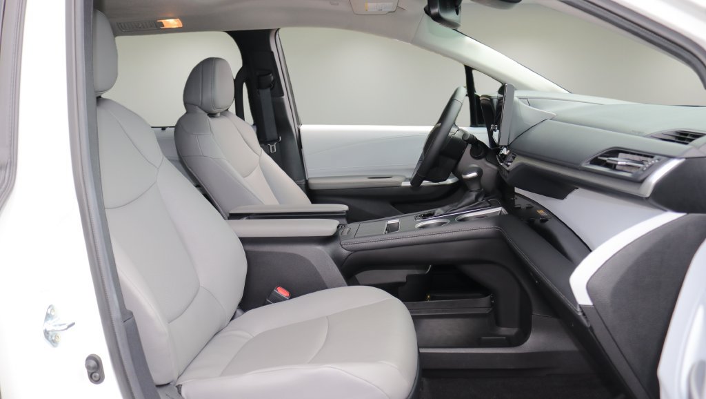 Certified 2026 Toyota Sienna XLE FWD image 18