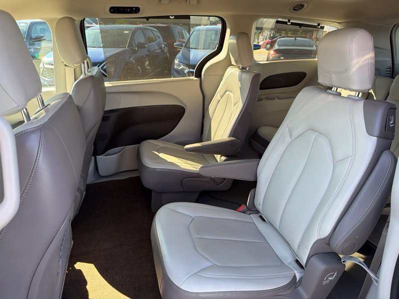 Used 2019 Chrysler Pacifica Touring-L w/ Tire & Wheel Group FWD image 12