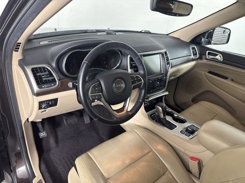 Used 2017 Jeep Grand Cherokee Limited w/ Luxury Group II AWD/4WD image 4