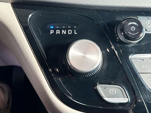 Used 2023 Chrysler Pacifica Touring-L image 18