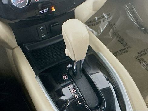 Used 2014 Nissan Rogue SL FWD image 17