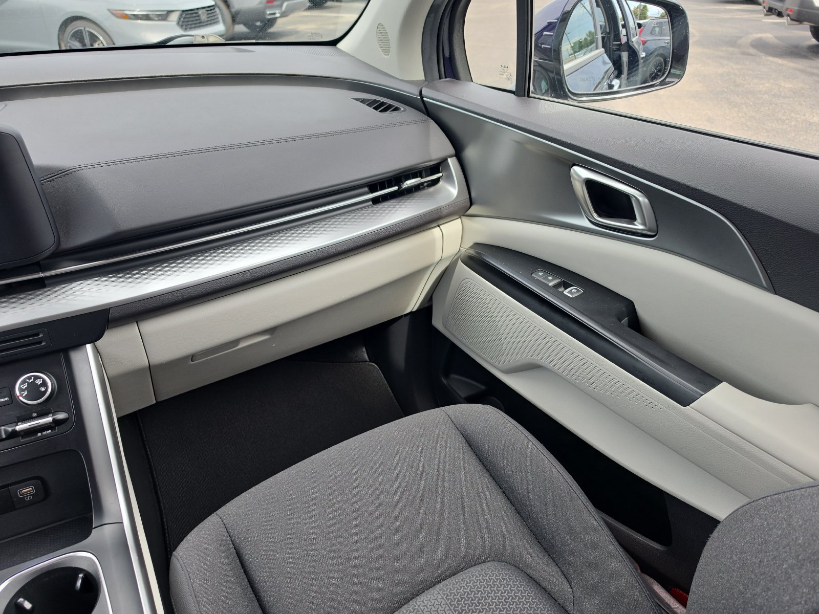 Used 2024 Kia Carnival LX FWD image 10
