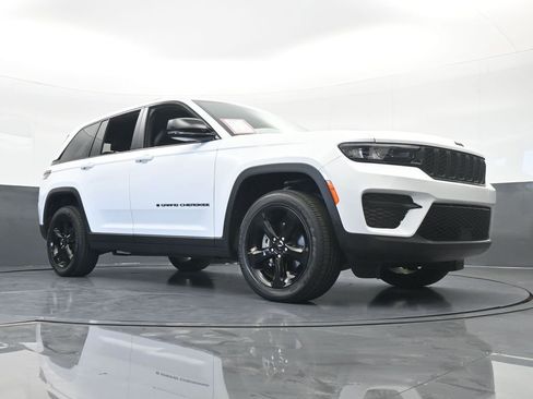 Used 2024 Jeep Grand Cherokee Altitude image 62