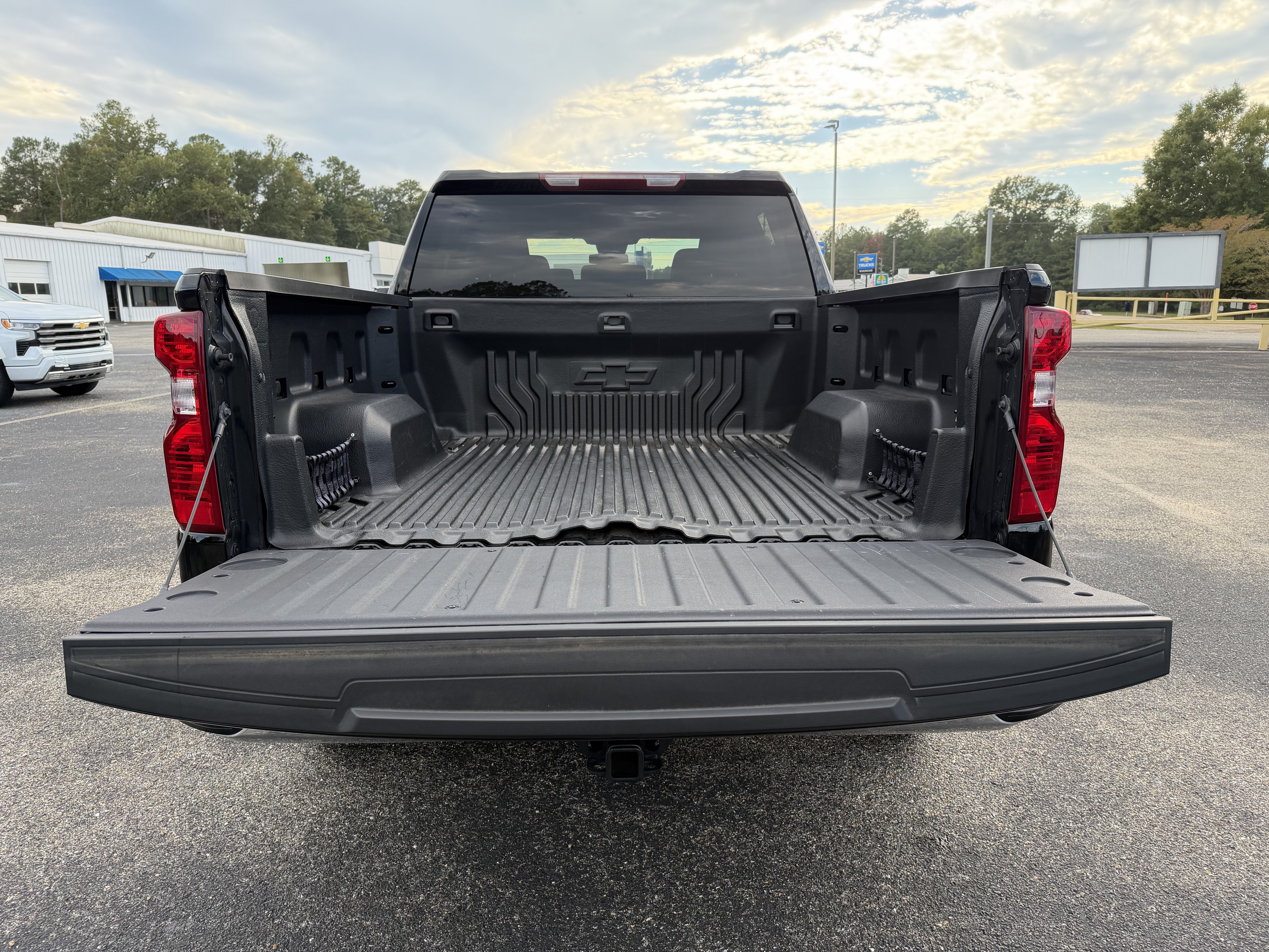 Used 2025 Chevrolet Silverado 1500 LT AWD/4WD image 9