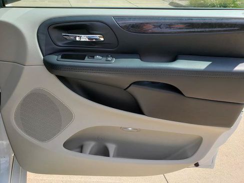 Used 2018 Dodge Grand Caravan SE w/ UConnect Hands-Free Group FWD image 19