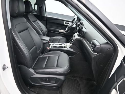 Used 2023 Ford Explorer XLT w/ Equipment Group 202A image 10