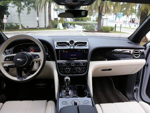 Used 2021 Bentley Bentayga image 42
