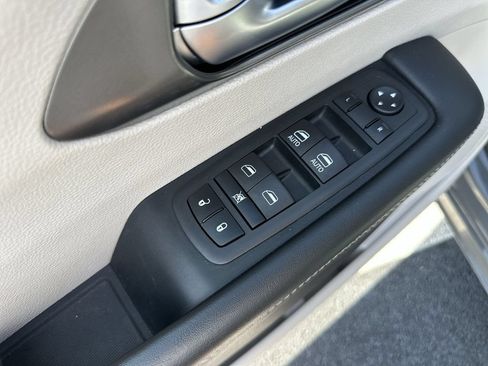 Used 2023 Chrysler Pacifica Touring-L FWD image 19