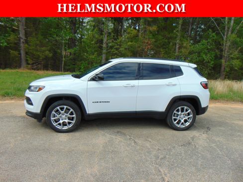 Certified 2023 Jeep Compass Latitude image 1