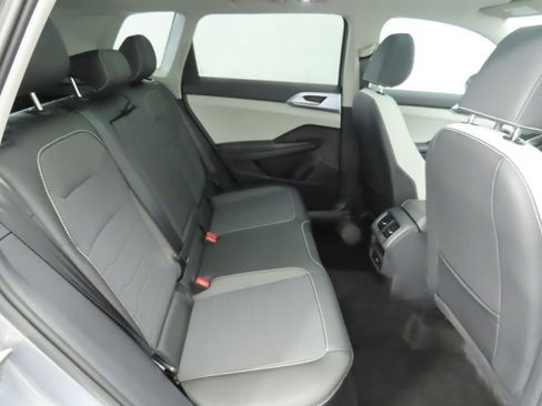 Certified 2025 Volkswagen Taos SE w/ Panoramic Sunroof Package image 20