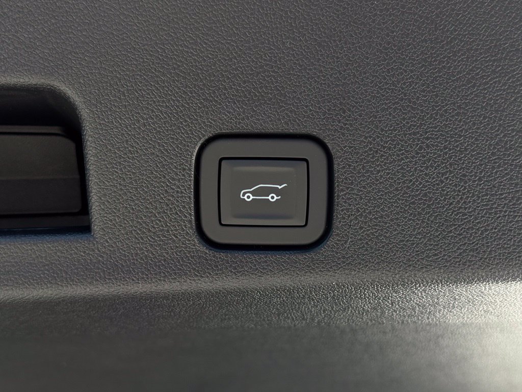 New 2027 Chevrolet Traverse RS w/ LPO, Floor Liner Package FWD image 18