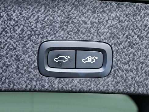 Certified 2023 Volvo C40 P8 Recharge Ultimate w/ Protection Package Premier AWD/4WD image 31