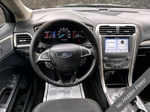 Used 2018 Ford Fusion SE w/ Fusion SE Technology Package FWD image 5
