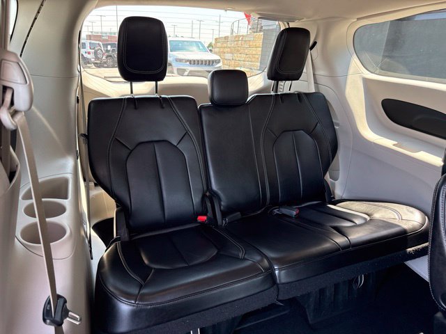 Used 2023 Chrysler Pacifica Touring-L FWD image 12