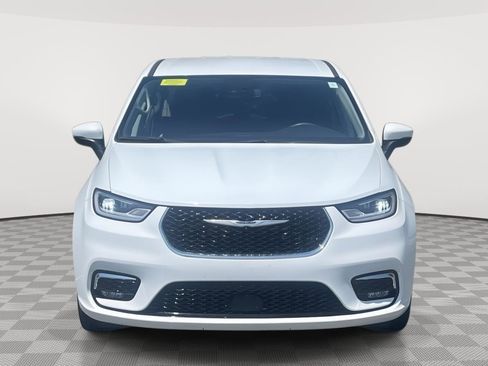 Used 2023 Chrysler Pacifica Touring-L FWD image 2