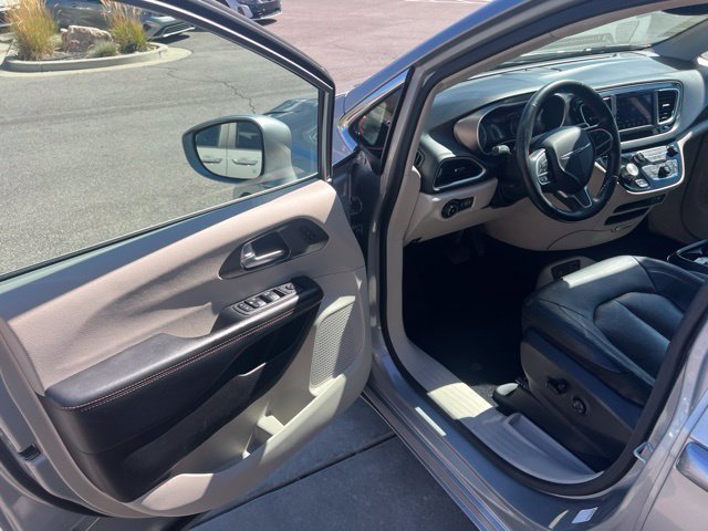 Used 2020 Chrysler Pacifica Touring-L FWD image 14