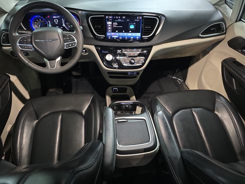 Used 2023 Chrysler Pacifica Touring-L FWD image 13