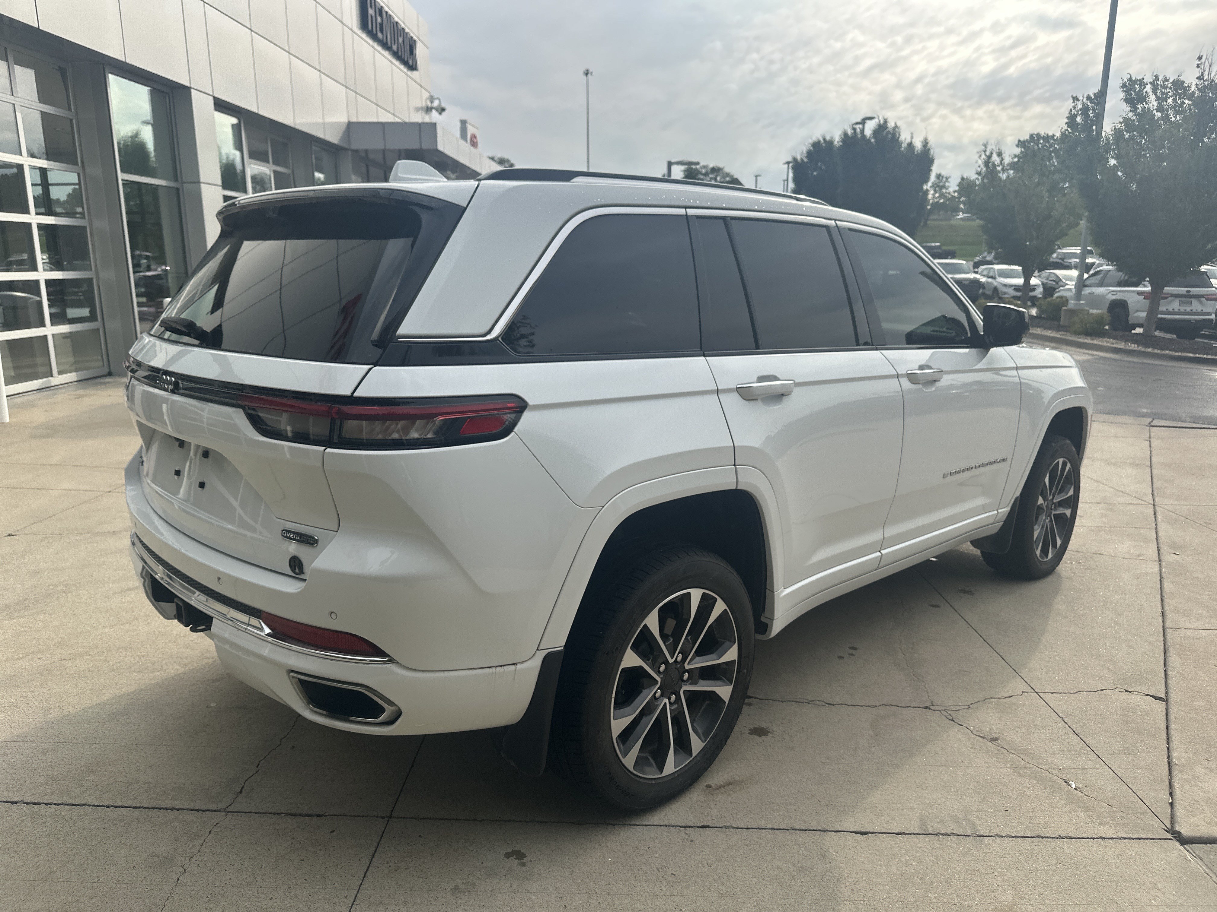 Used 2022 Jeep Grand Cherokee Overland w/ Luxury Tech Group IV AWD/4WD image 6