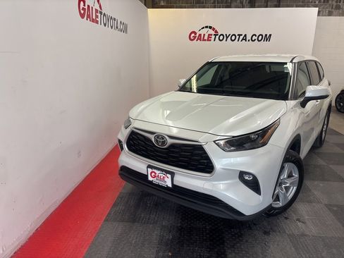 Used 2022 Toyota Highlander LE image 2
