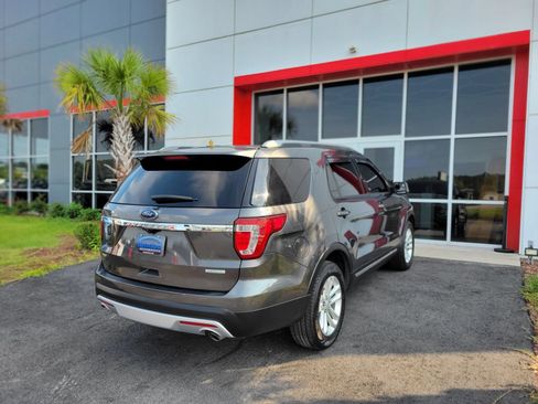 Used 2017 Ford Explorer XLT FWD image 4