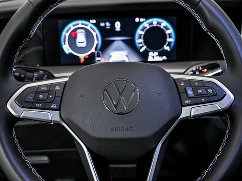 Used 2025 Volkswagen Tiguan SE w/ Panoramic Sunroof Package image 18