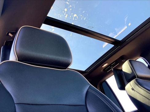 Used 2021 Chevrolet Tahoe Premier w/ Premium Package image 14