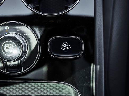 Used 2021 Bentley Bentayga AWD/4WD image 66