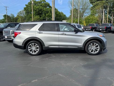 Used 2022 Ford Explorer XLT w/ Equipment Group 202A image 4