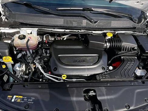 Used 2024 Chrysler Pacifica Touring-L FWD image 9