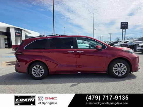 Used 2025 Toyota Sienna XLE w/ XLE Plus Package FWD image 9