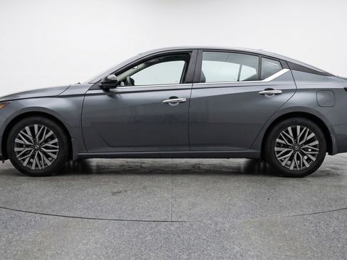 Used 2025 Nissan Altima 2.5 SV FWD image 5