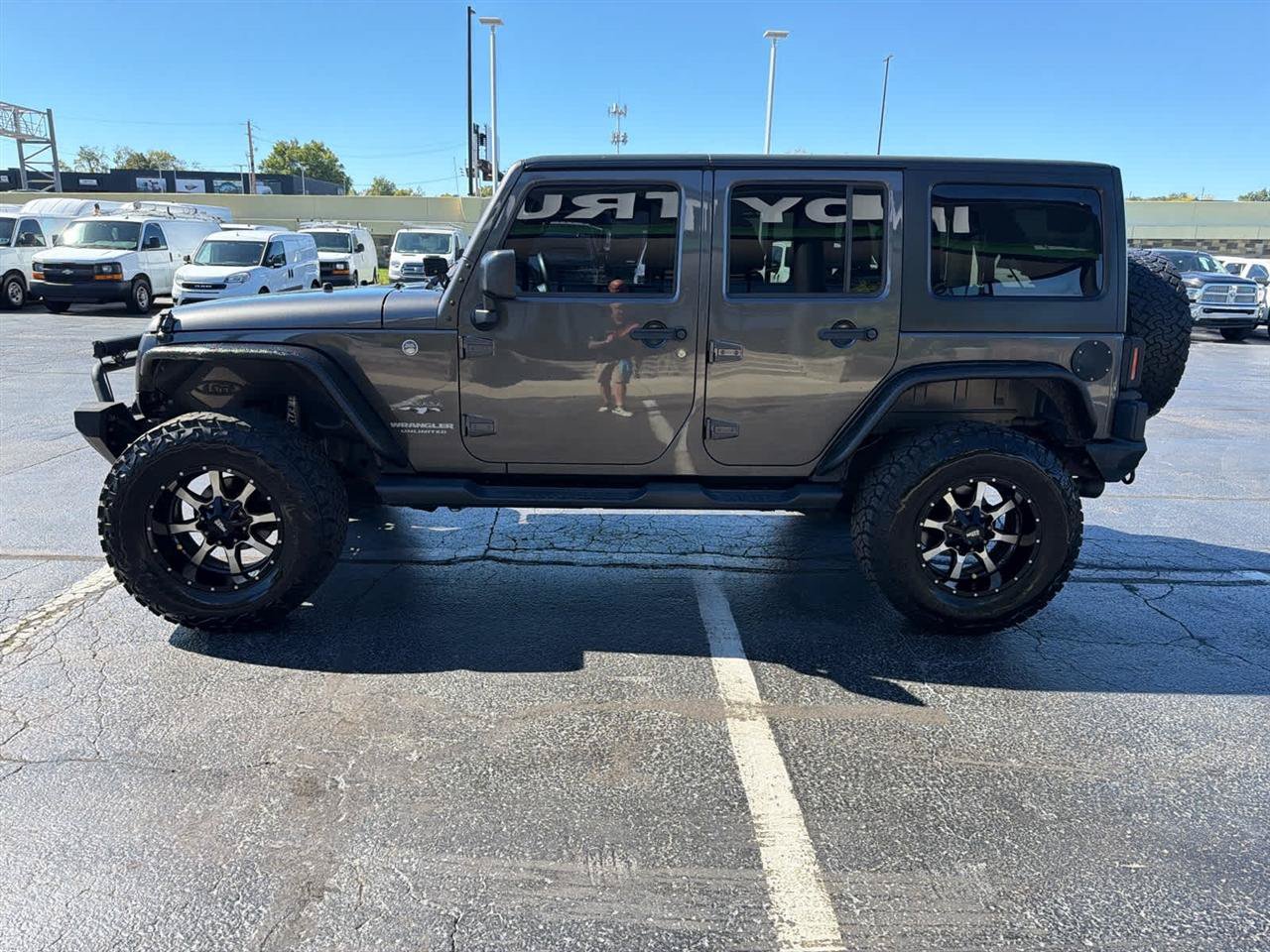 Used 2017 Jeep Wrangler Unlimited Sahara w/ Connectivity Group AWD/4WD image 5