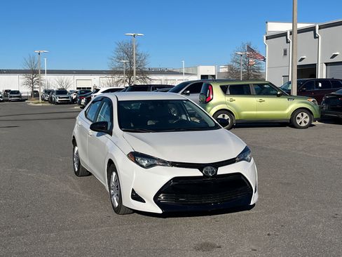 Used 2018 Toyota Corolla LE image 3