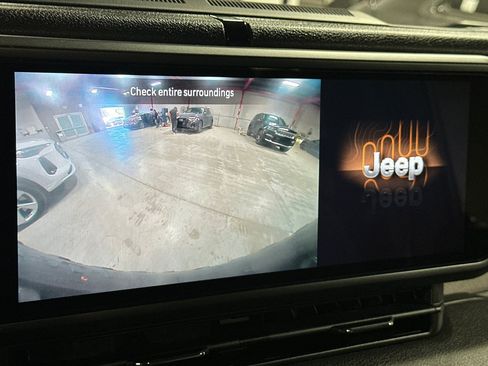 Used 2024 Jeep Wrangler Unlimited AWD/4WD image 18