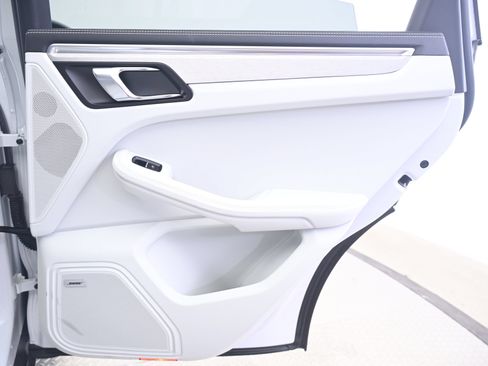 Certified 2023 Porsche Macan AWD/4WD image 16