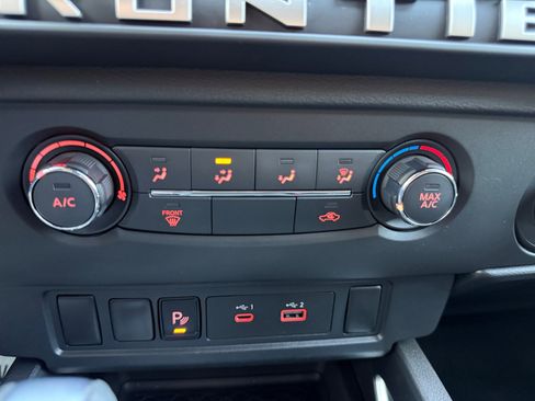 Used 2025 Nissan Frontier SV image 18