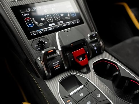 Used 2024 Lamborghini Urus Performante AWD/4WD image 55
