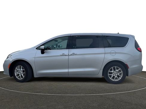 Used 2023 Chrysler Pacifica Touring-L image 2