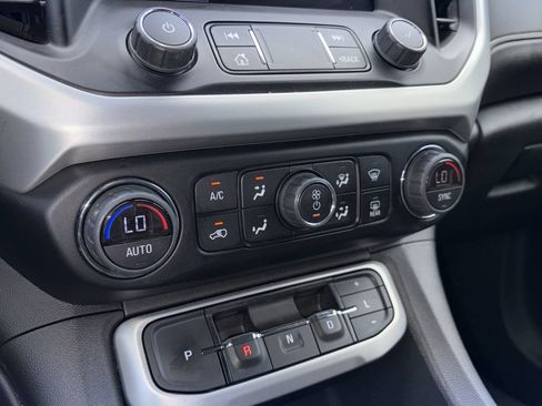 Used 2023 GMC Acadia SLT FWD image 5