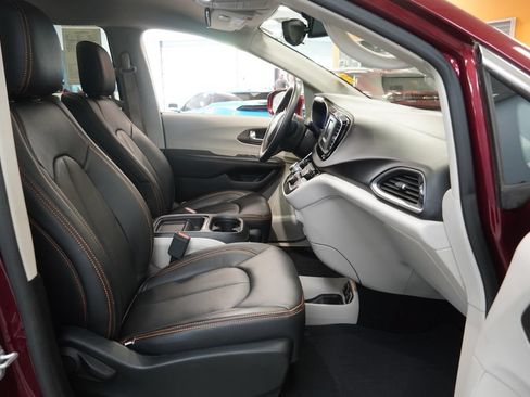 Used 2017 Chrysler Pacifica Touring-L FWD image 34