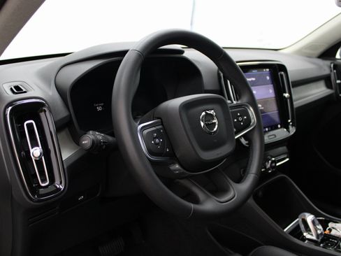 Used 2025 Volvo XC40 B5 Plus image 10