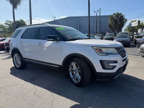 Used 2017 Ford Explorer XLT w/ Equipment Group 202A FWD image 3