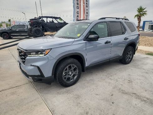 Used 2025 Honda Pilot TrailSport image 8