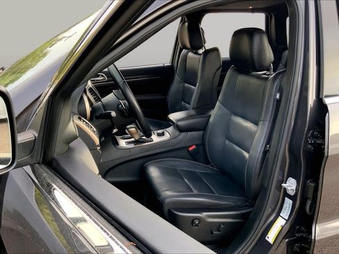 Used 2017 Jeep Grand Cherokee Limited AWD/4WD image 8