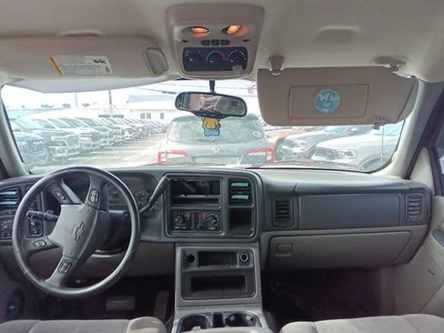 Used 2004 Chevrolet Tahoe LS w/ Preferred Equipment Group AWD/4WD image 5